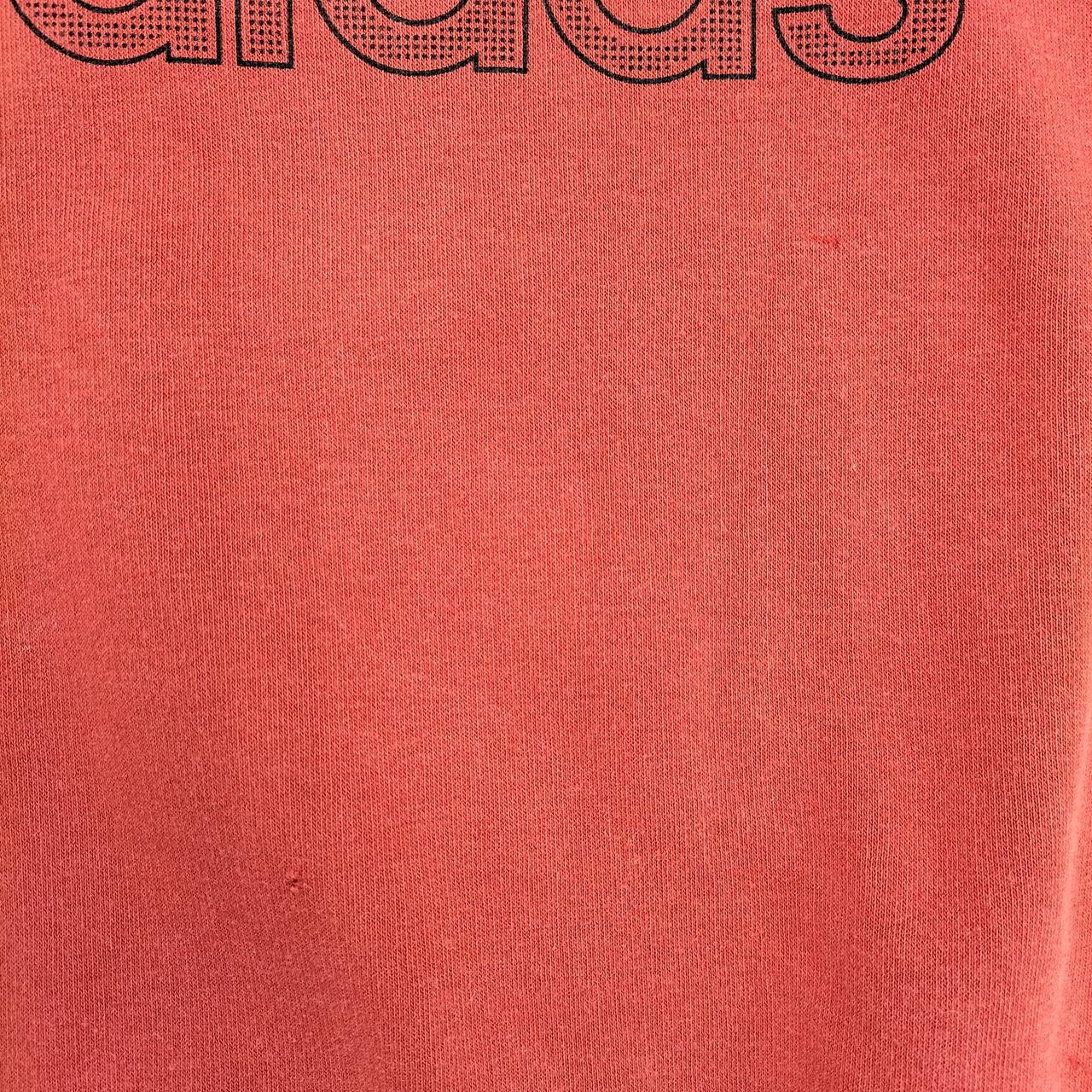 ロゴ付近に小さな穴開いてます。