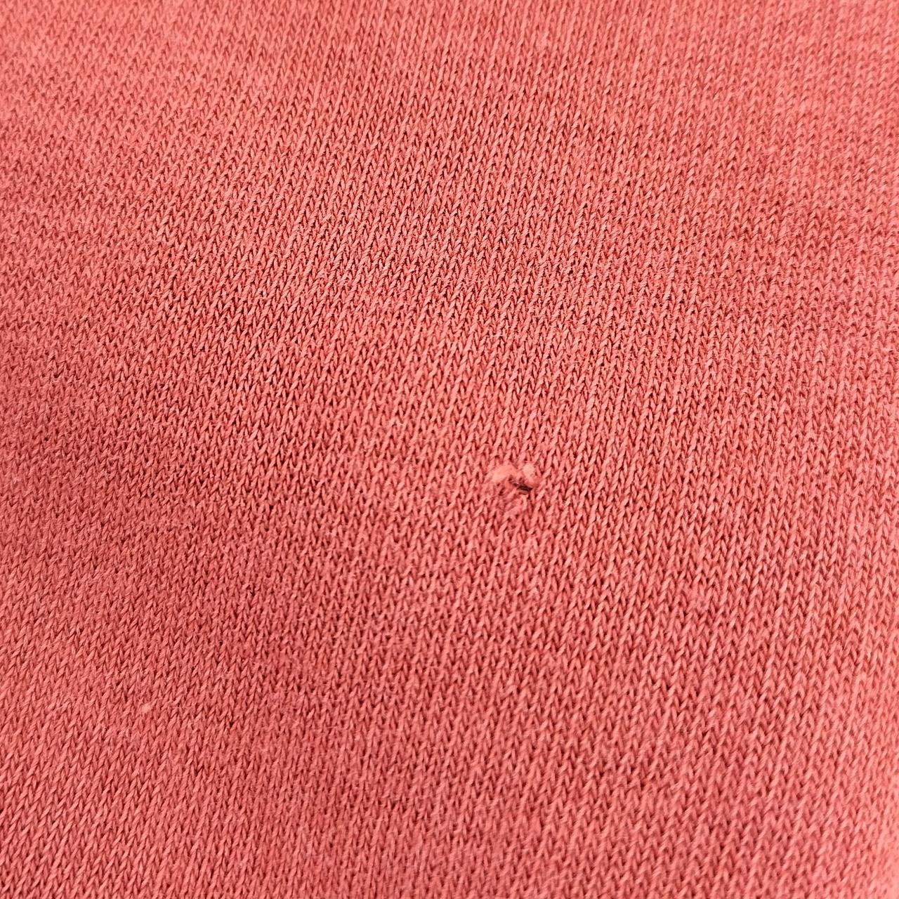 右腕にも小さな穴開いてます。