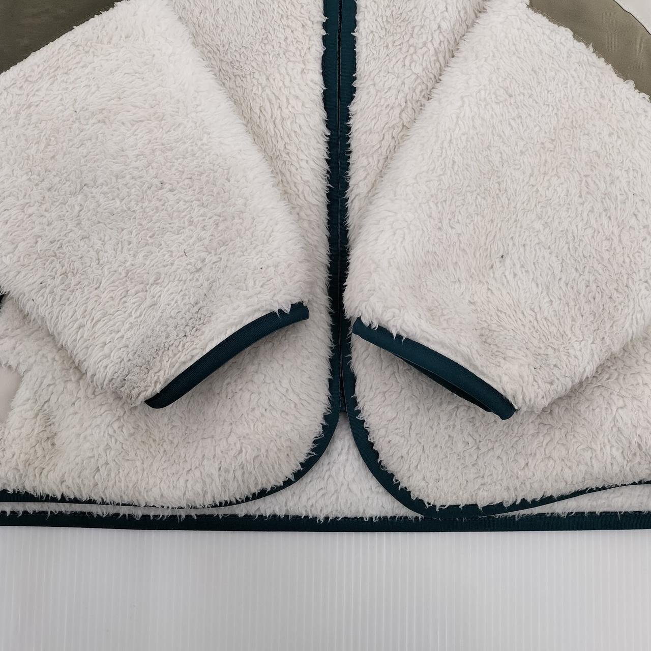 左右の袖口に汚れあります。