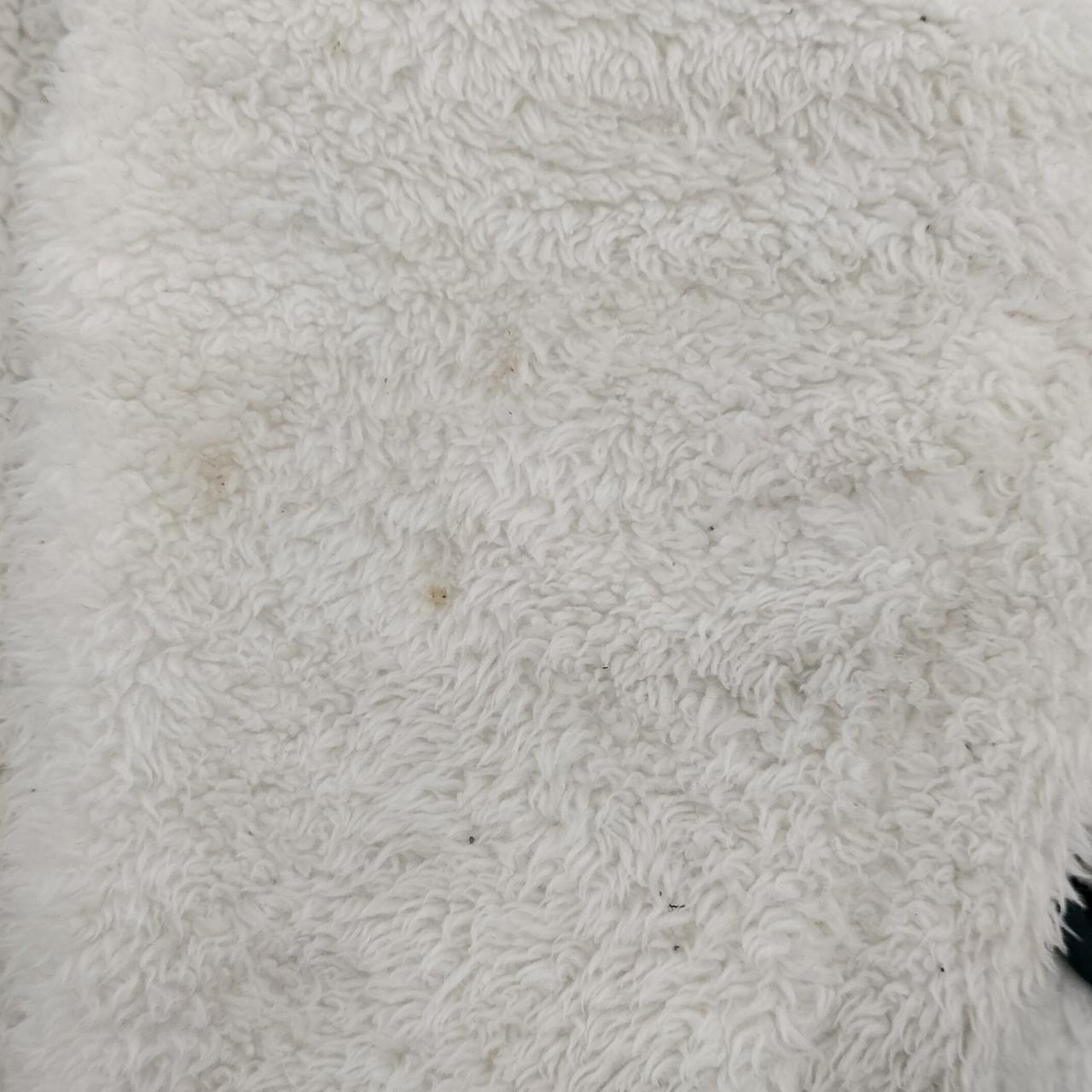 右腕の袖付近に汚れあります。