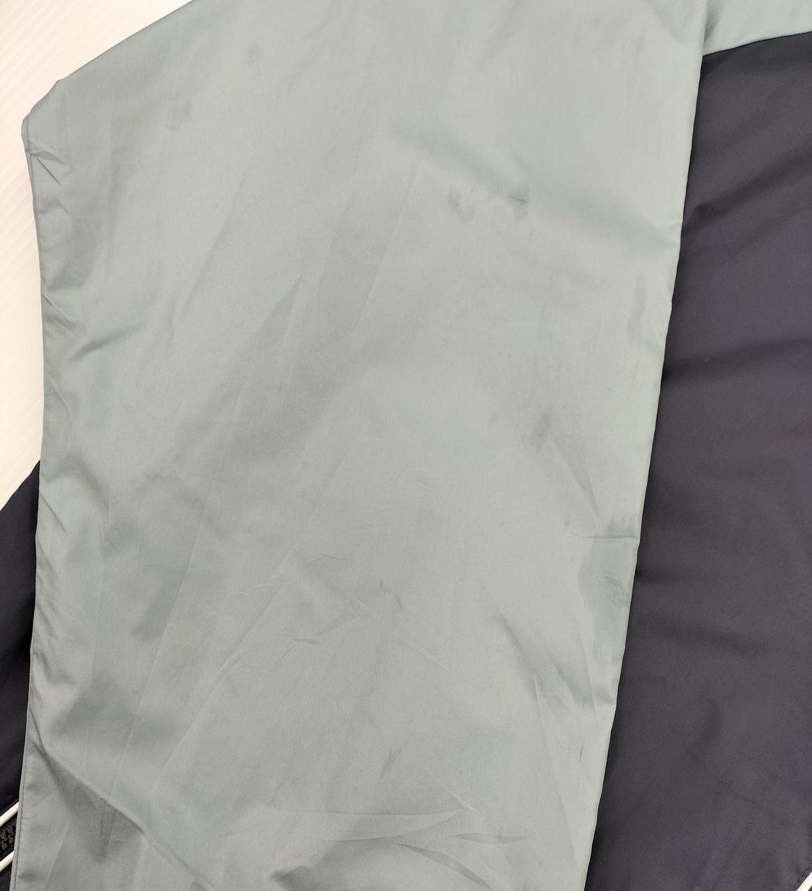 右腕にシミ汚れあります。