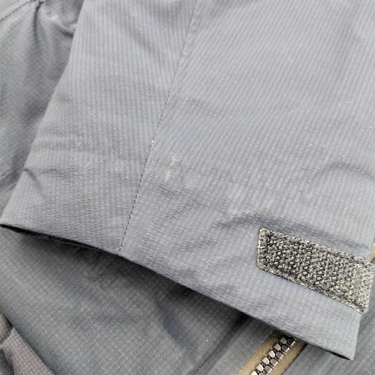 右腕の袖口に汚れあり。