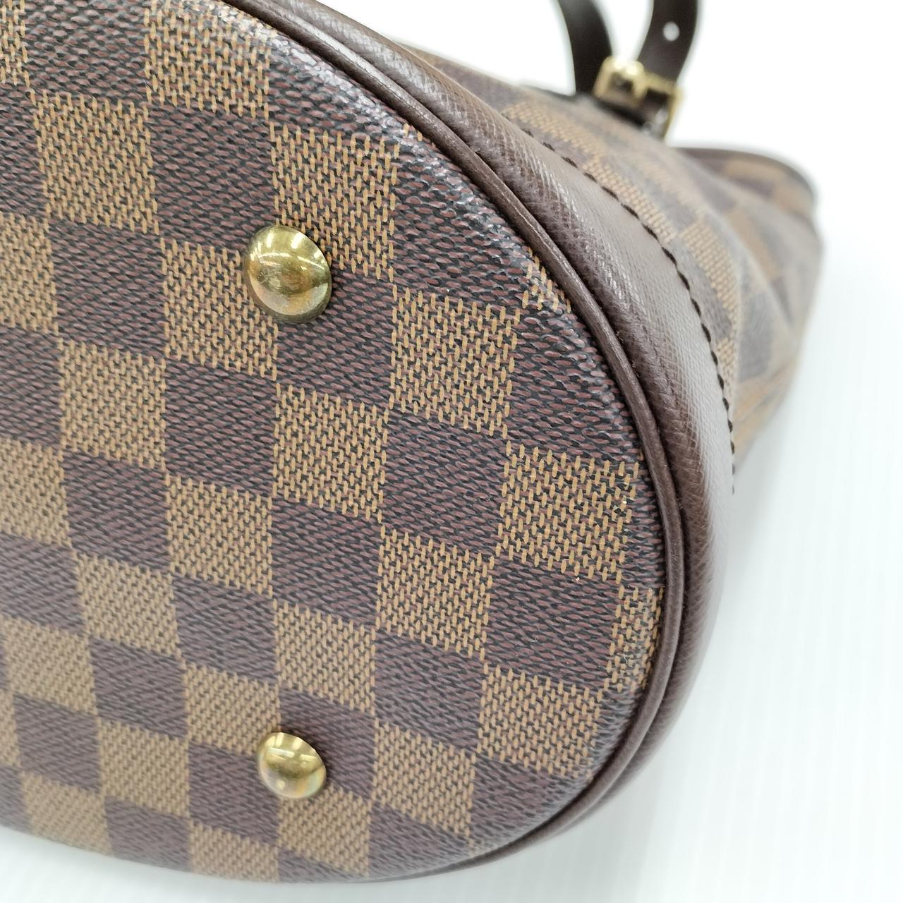 底面の金具に傷あります。