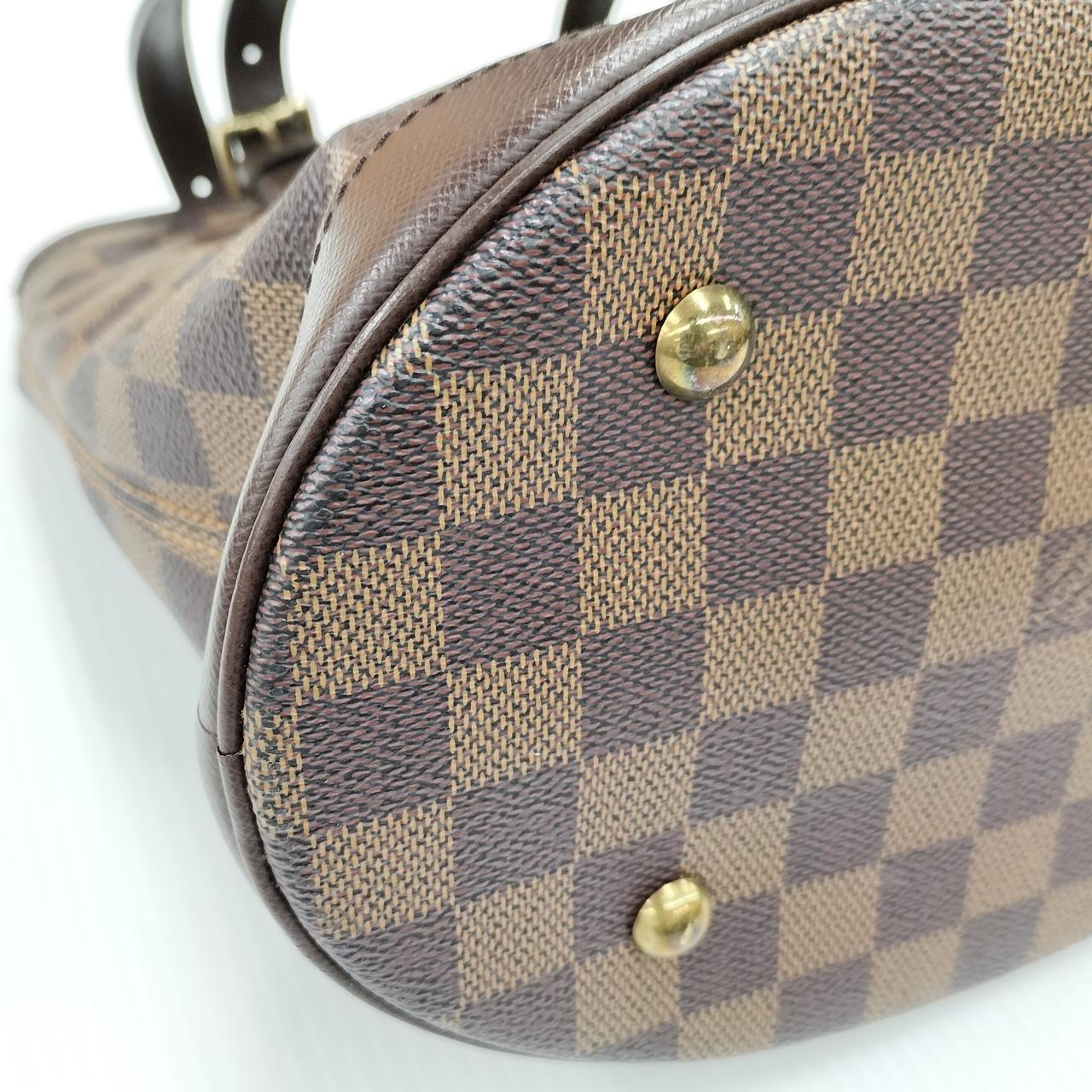 こちら側の金具にも傷あります。