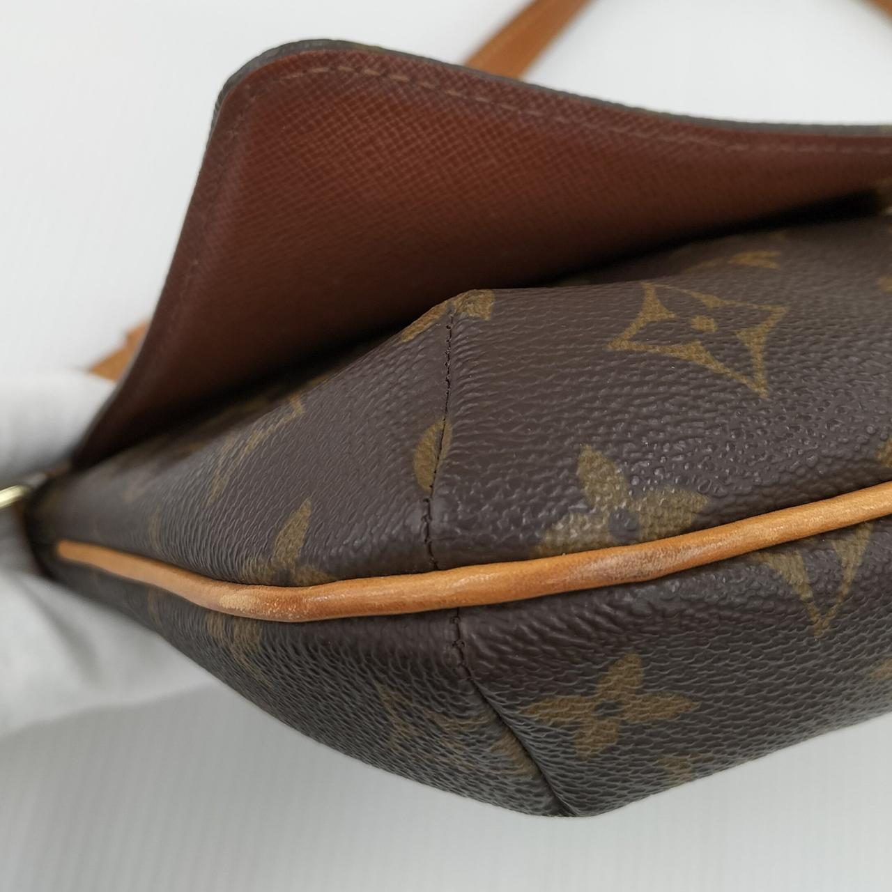 こちら側の角にも擦れ傷あります。