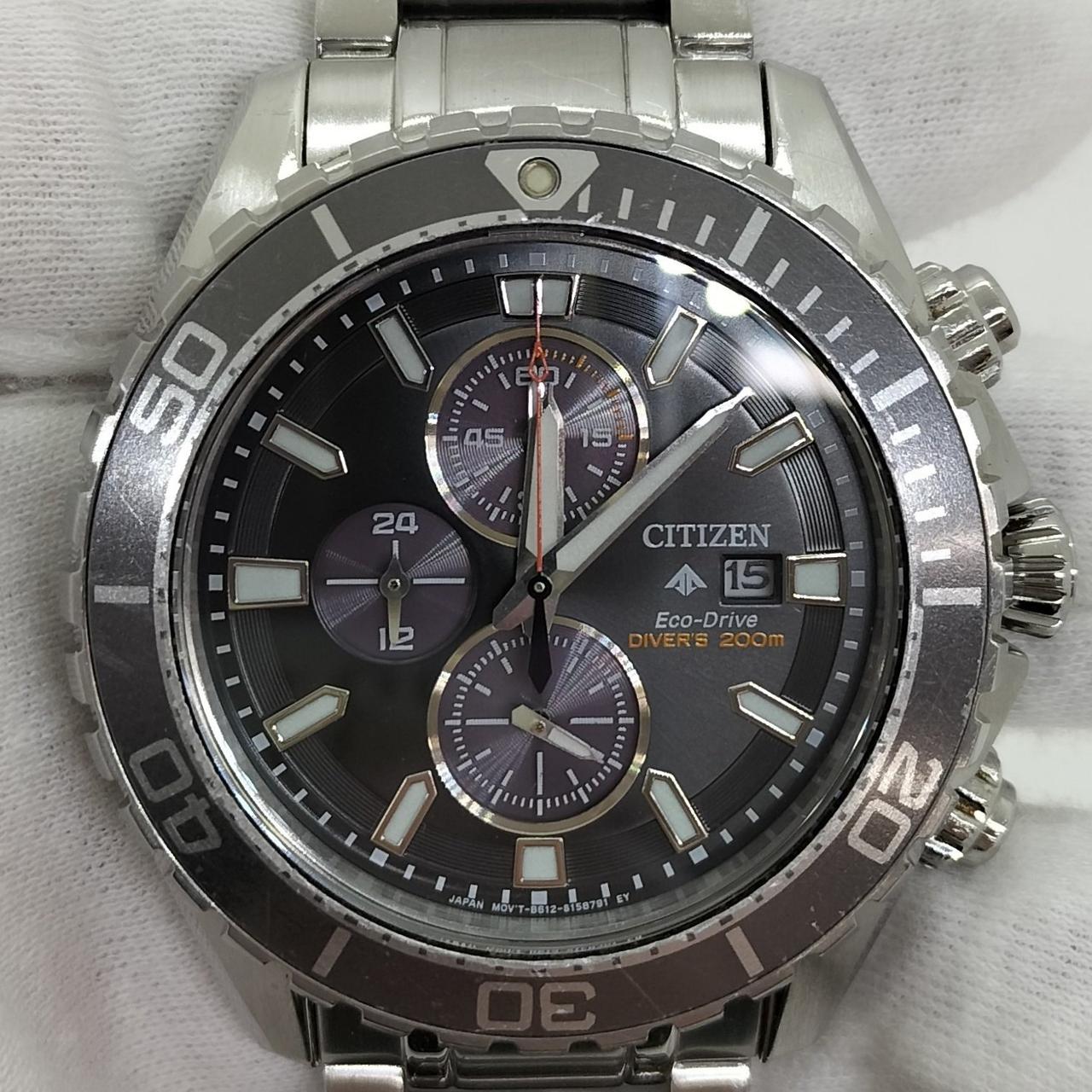 ガラス周りにも傷あります。