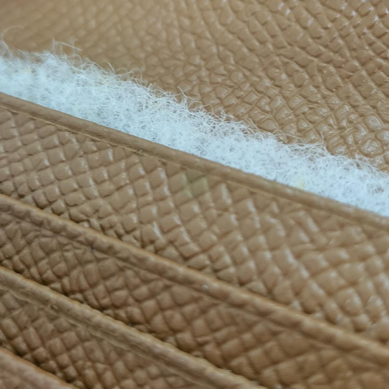 真ん中に若干シミみたいな跡あります。