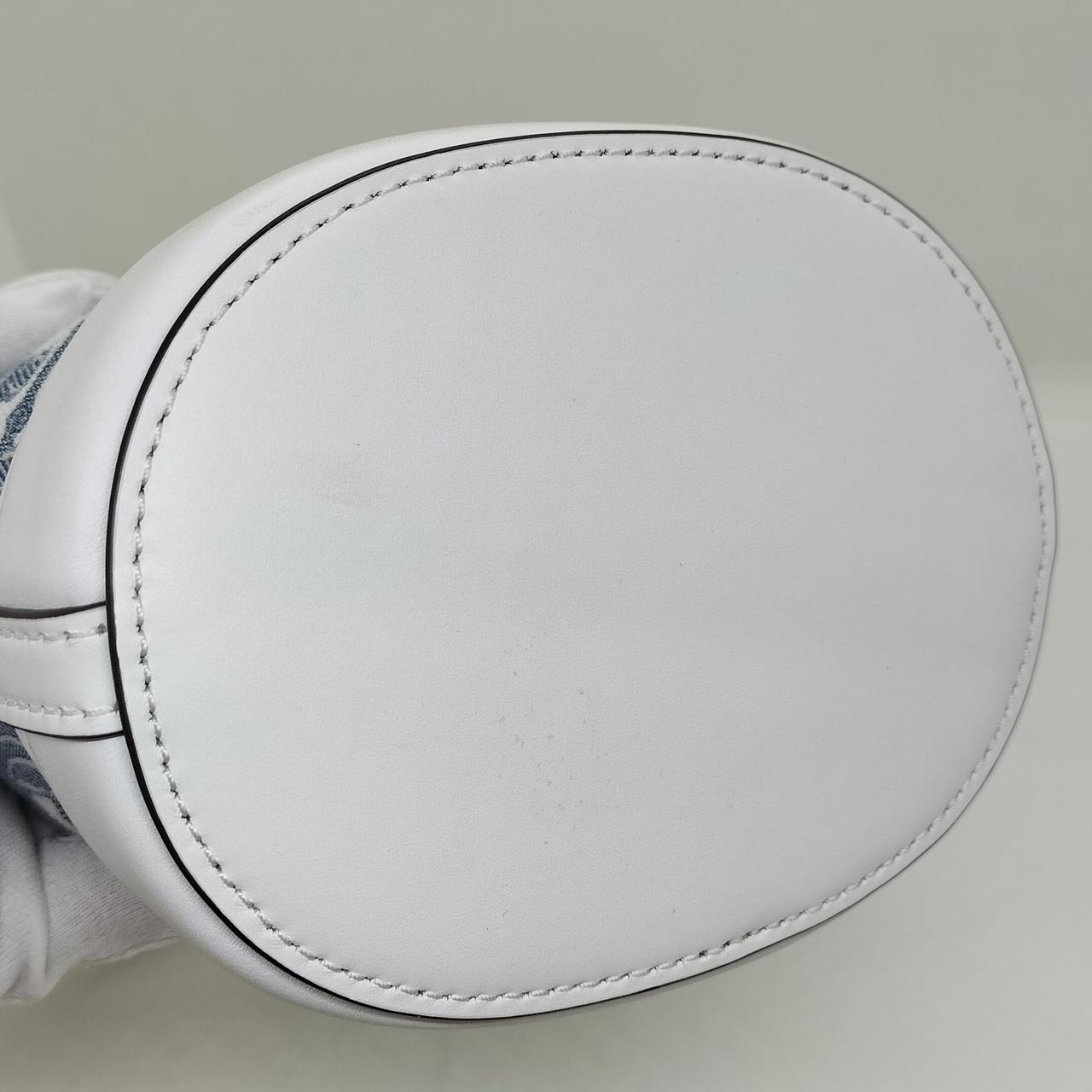 底面に小さい汚れあります。