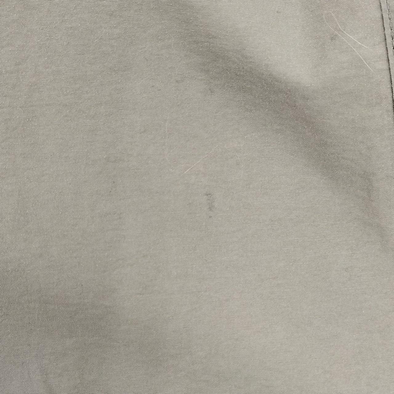 胸付近にシミ汚れあり。