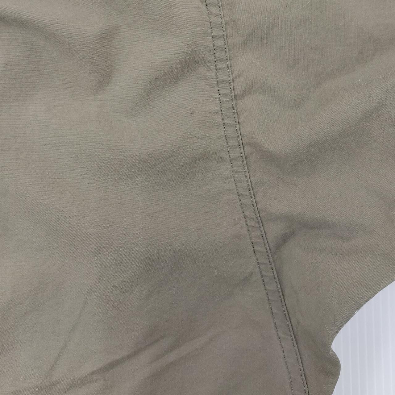 後ろ側の右肩付近に汚れあり。