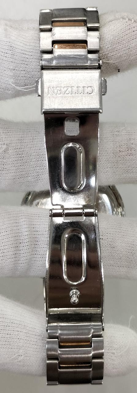 ベルト部分に傷あります。