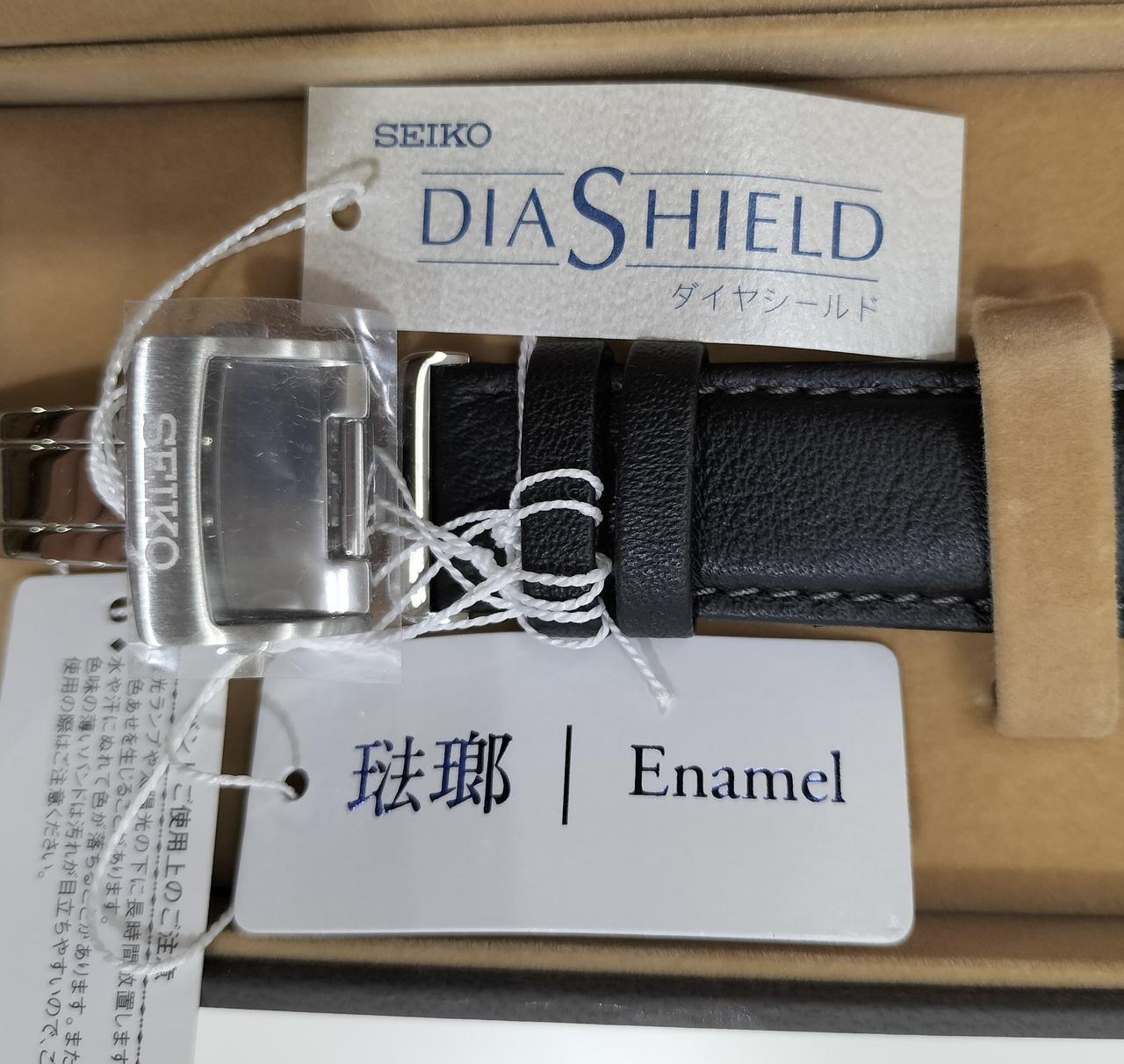 バックル部分にフィルム貼られたままです。
