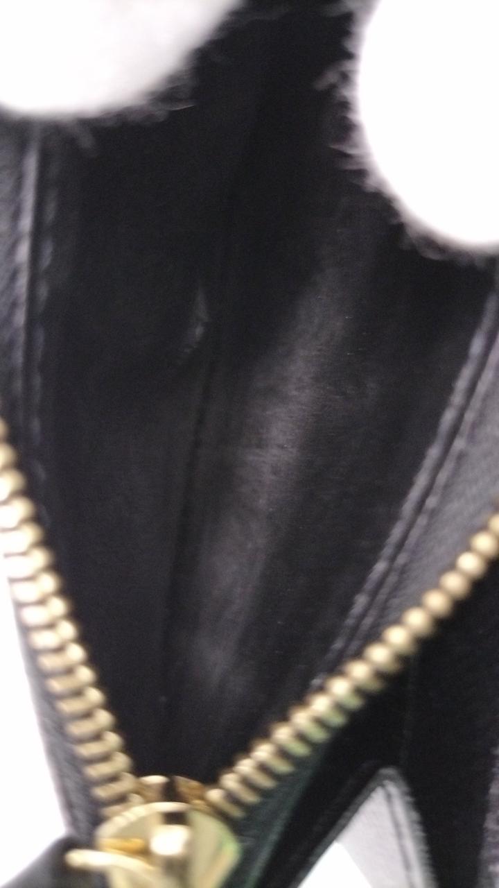 ファスナーポケット内側ホック受け側に穴有