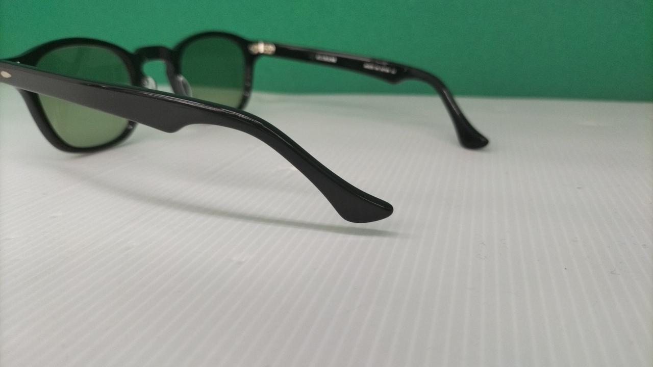 片方少し浮いてます