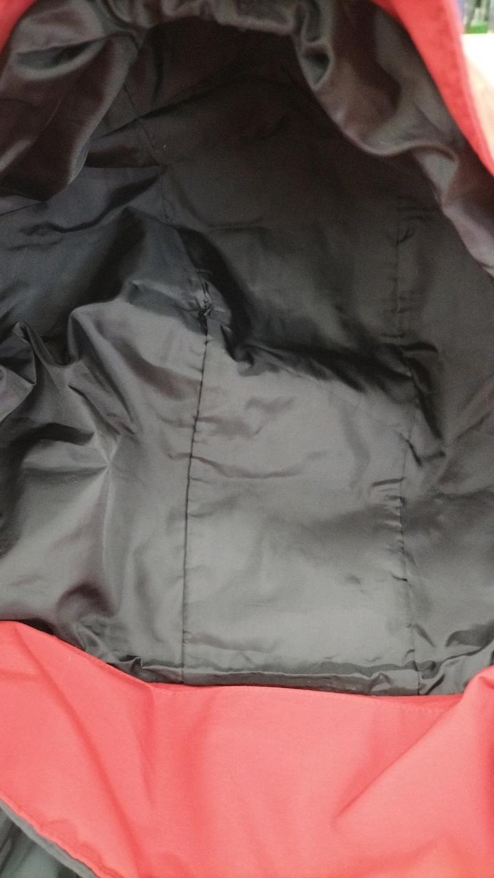 フード内部です