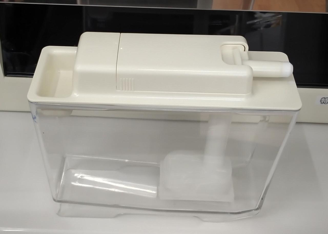 製氷BOXのフタが色あせています。