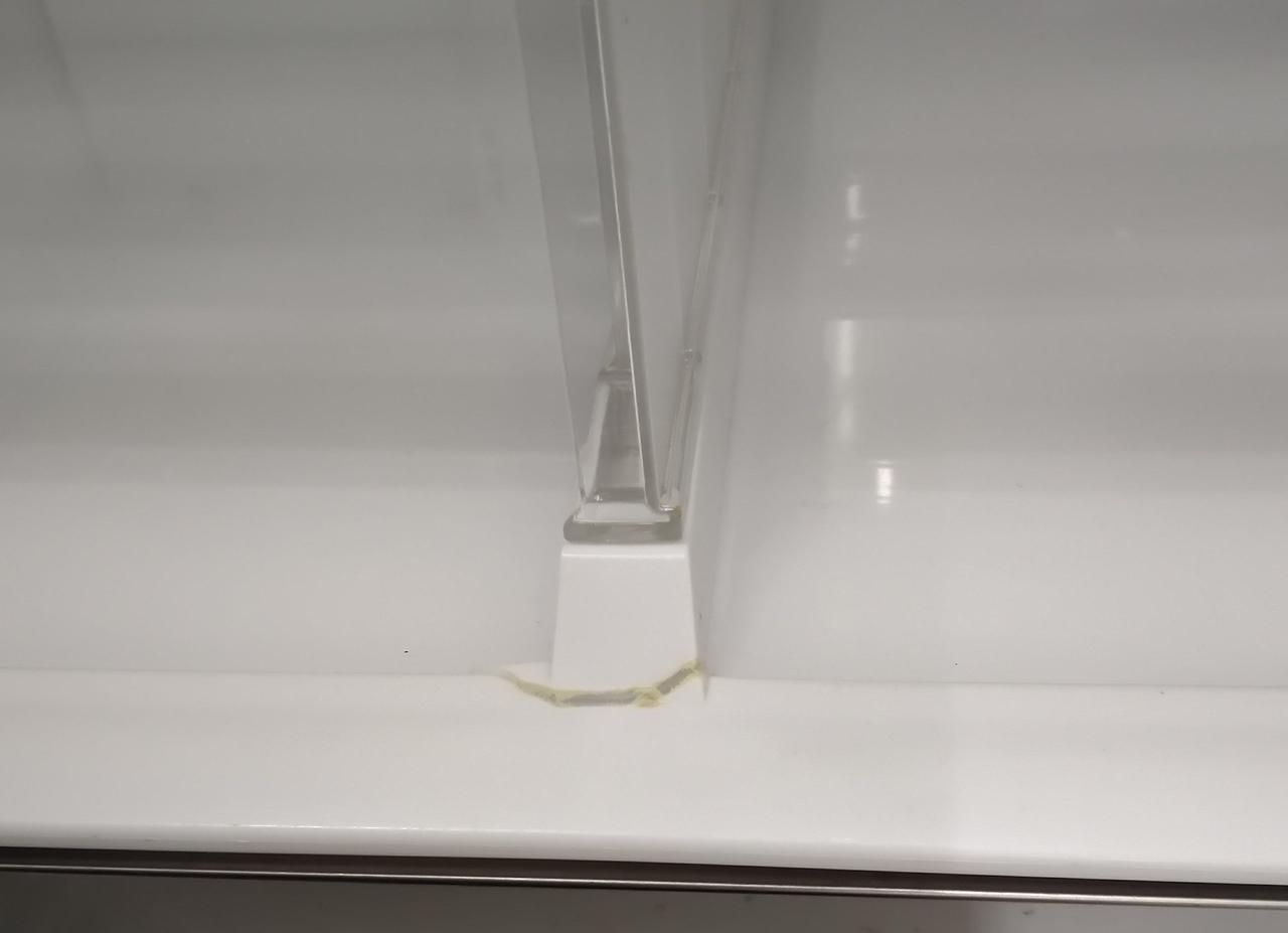 氷温ルームのすぐ上の仕切りにヒビ割れあり