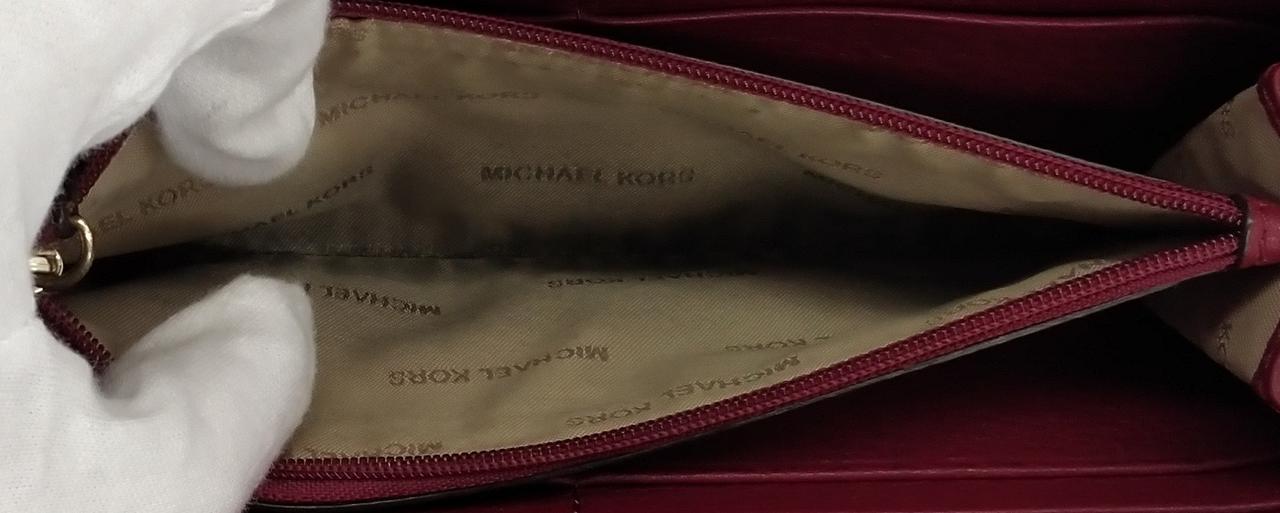 見にくいですが黒い汚れがございます。