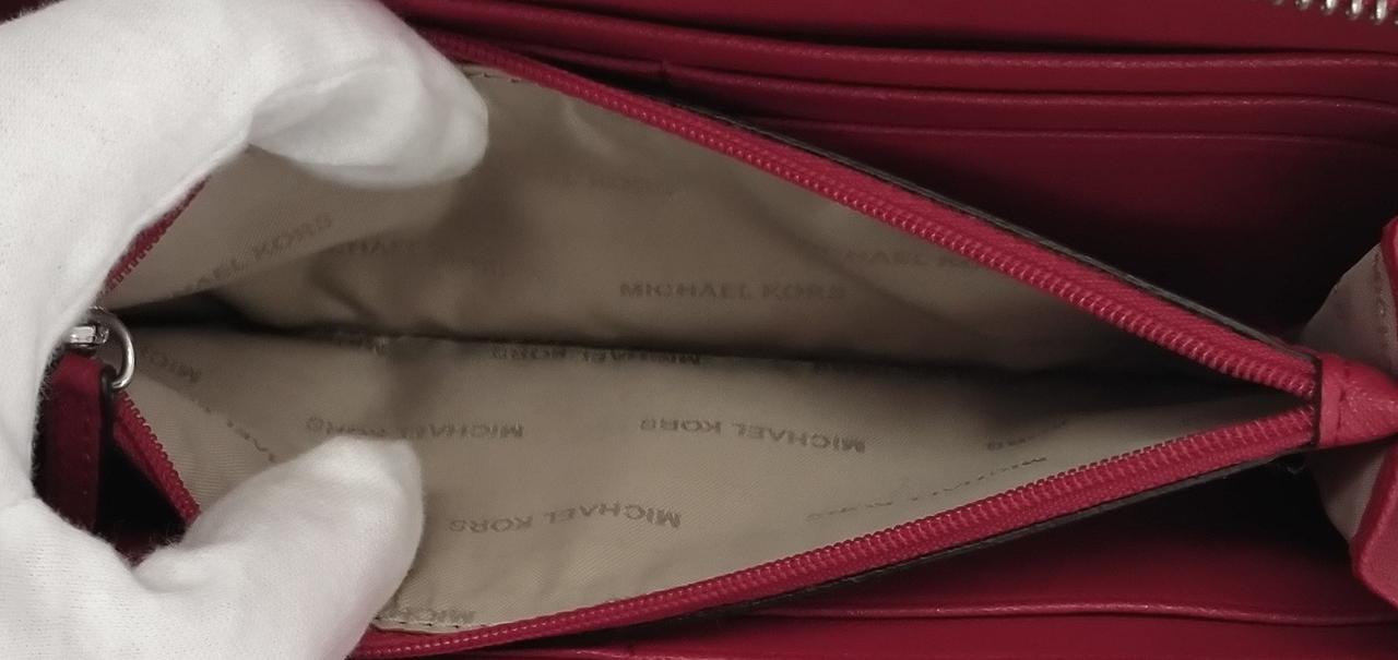 黒い汚れがございます。