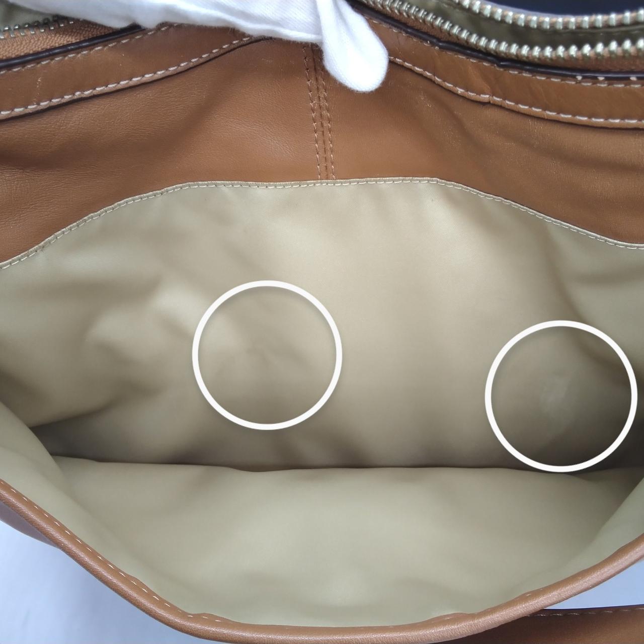 シミ、汚れがございます。