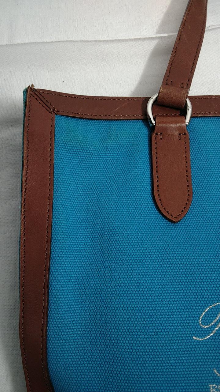 左上部に変色があります