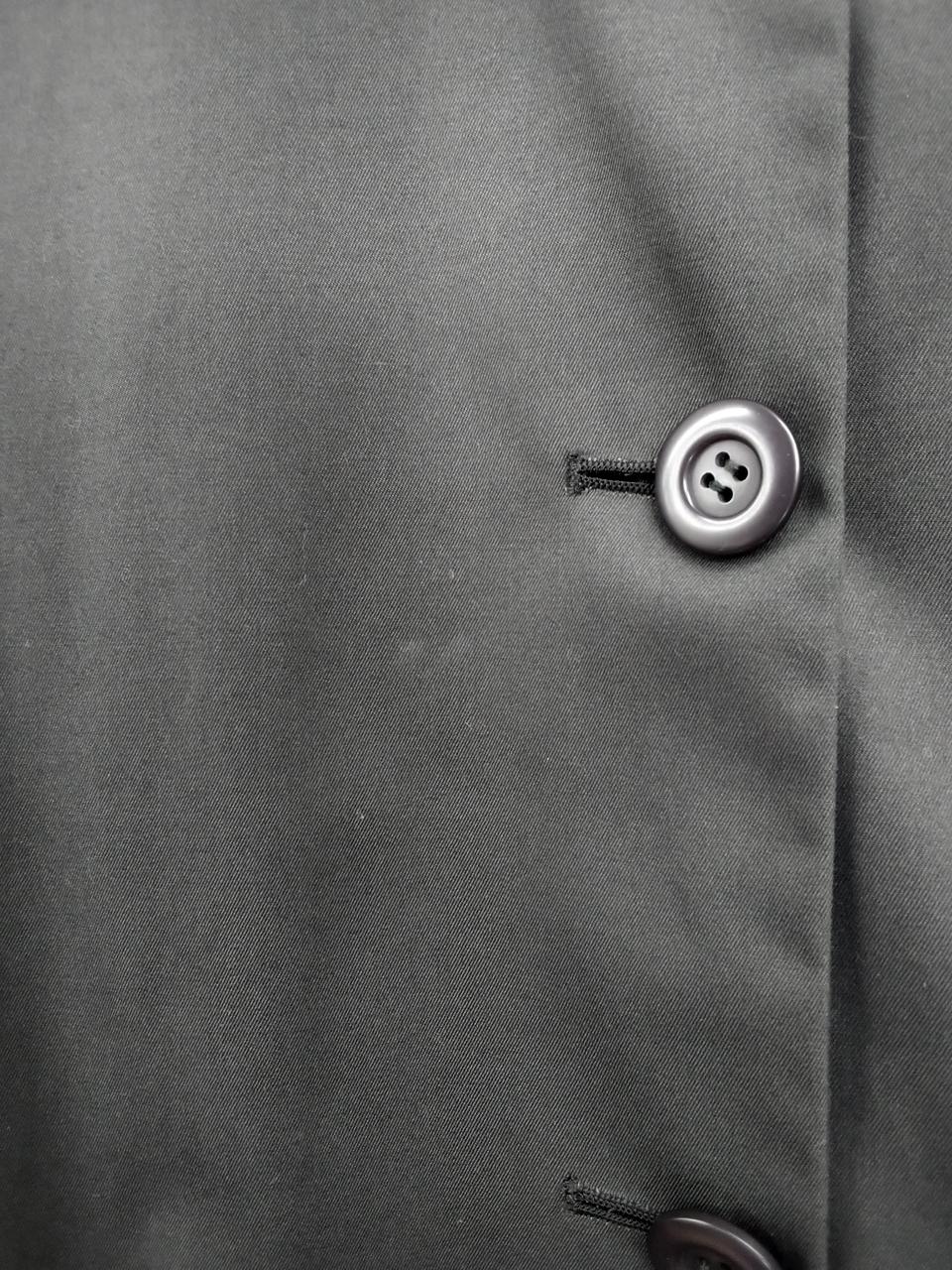 第二ボタン横、汚れあり