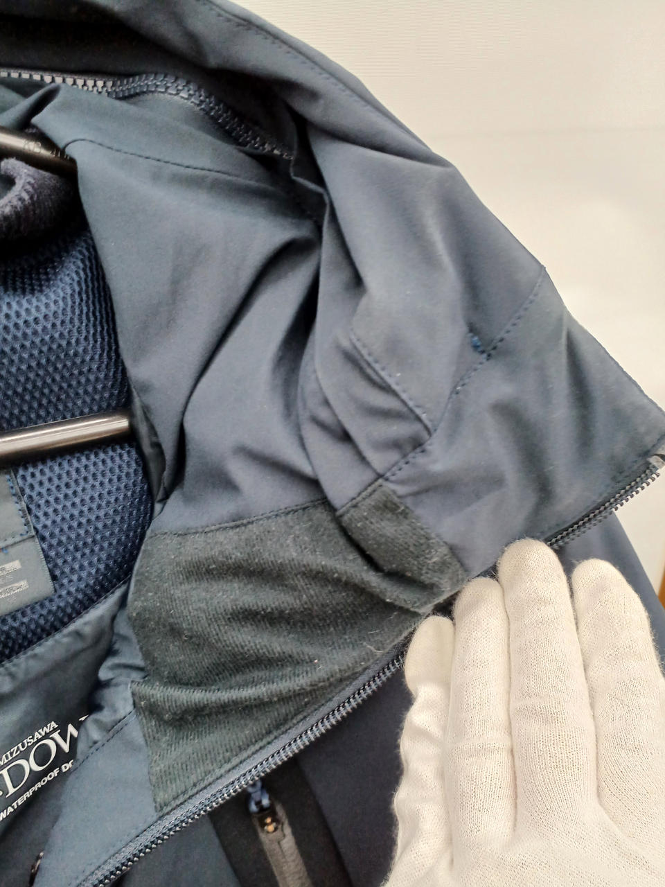 首元部分に汚れあります