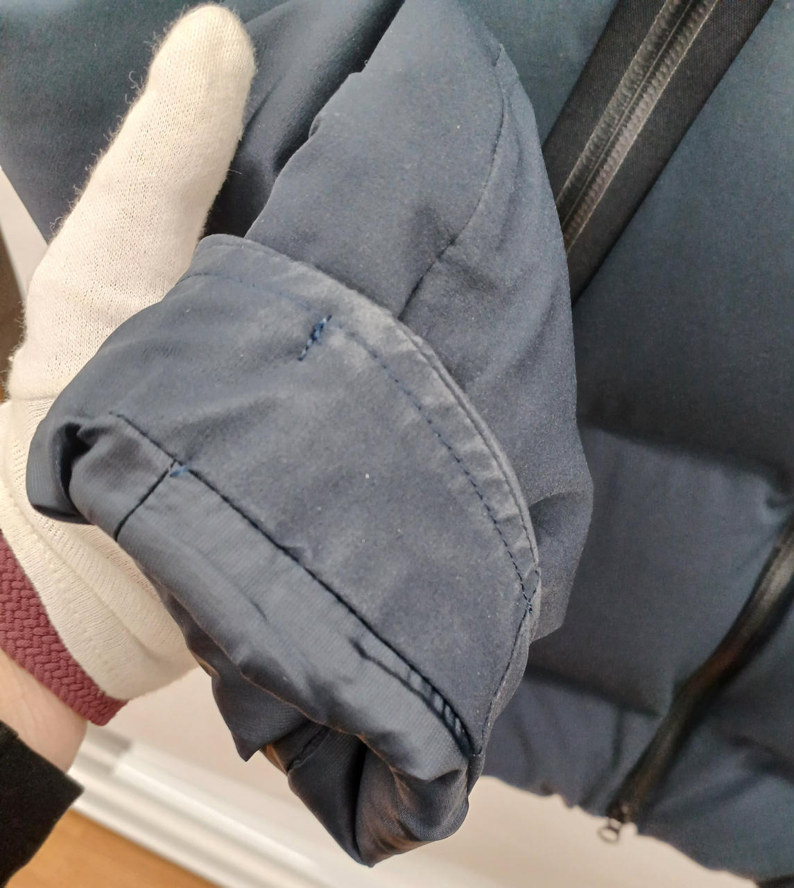 袖口内側に汚れあります