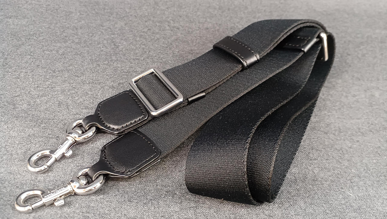 ショルダーストラップ付き