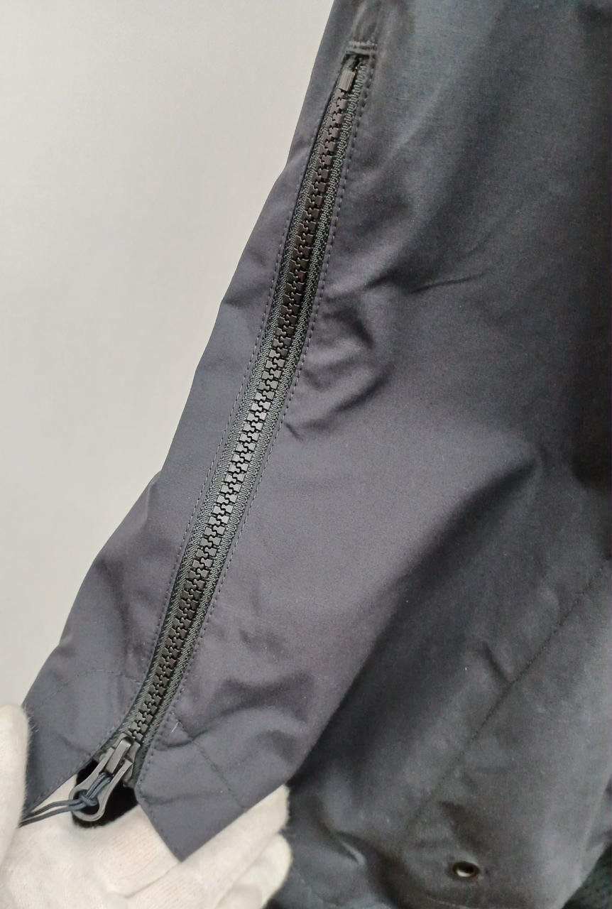 両サイドにジッパーあり