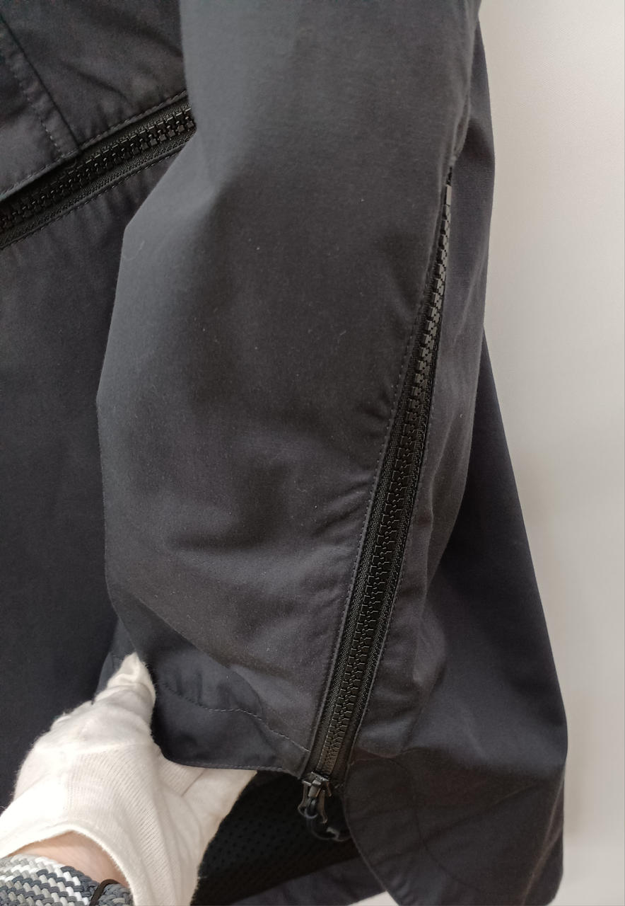 両サイドにジッパーあり