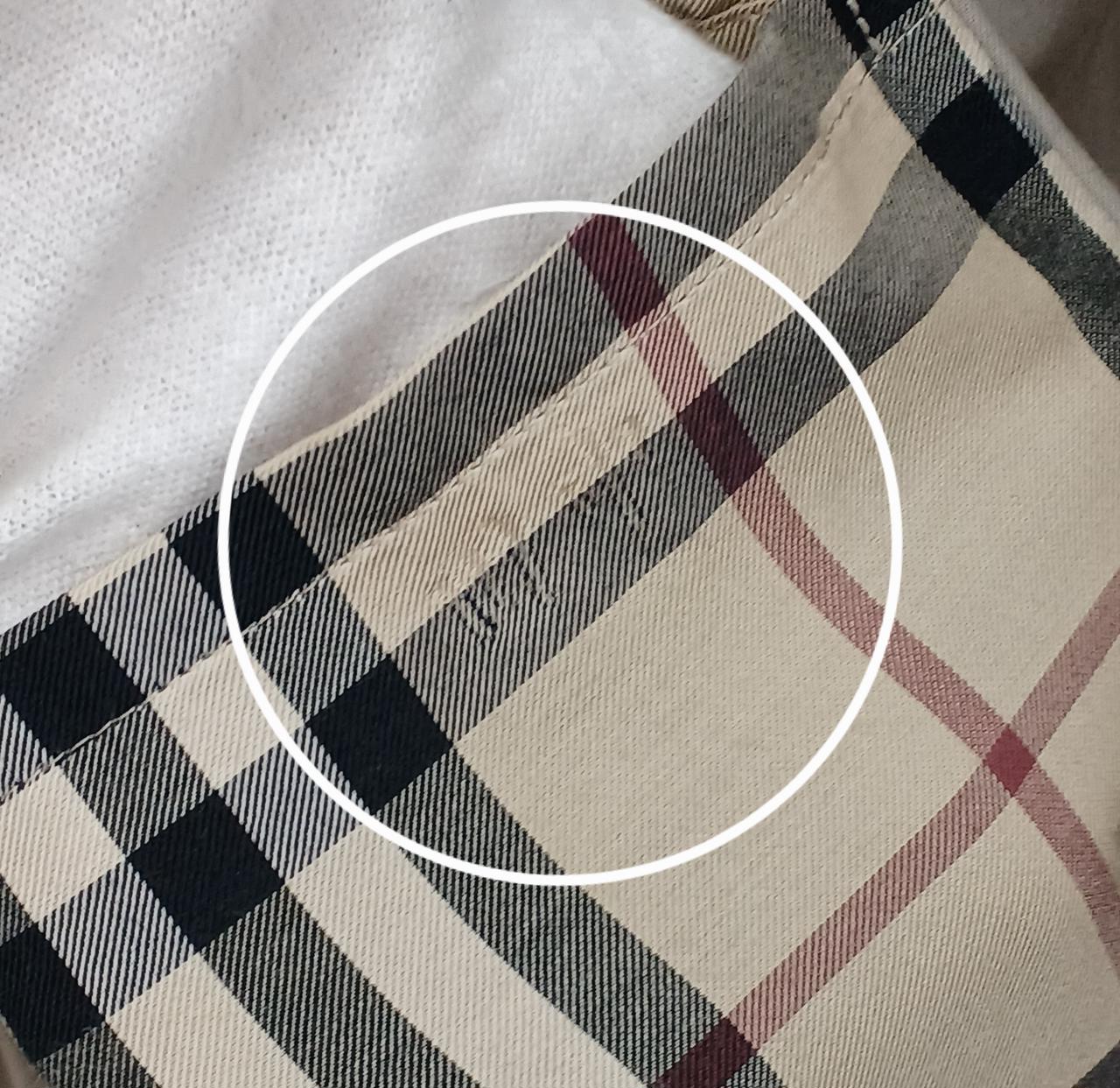 内側左側ポケットに刺繍痕あり