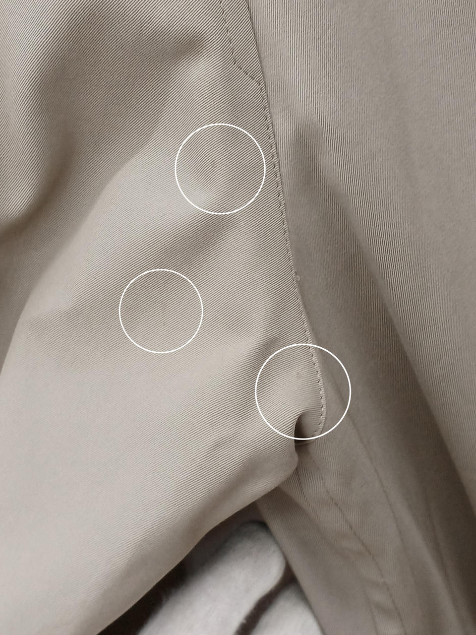 後ろ左袖にシミ汚れあり