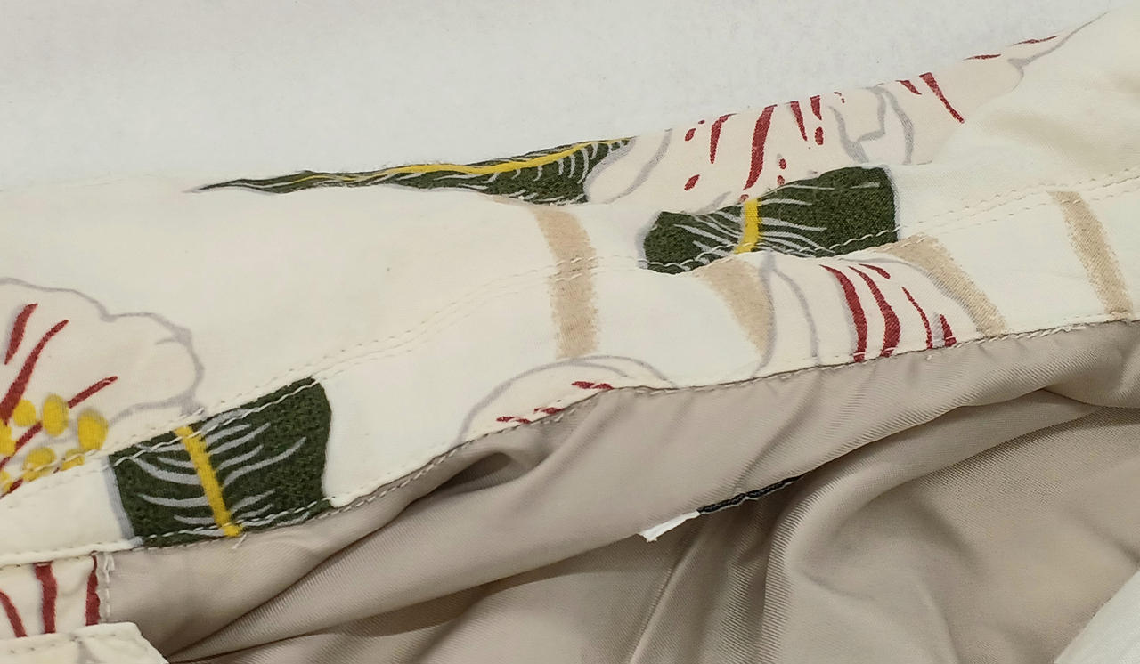 首元毛羽立ちあり