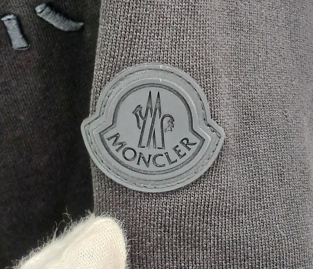 左腕二の腕部分ラバーロゴあります