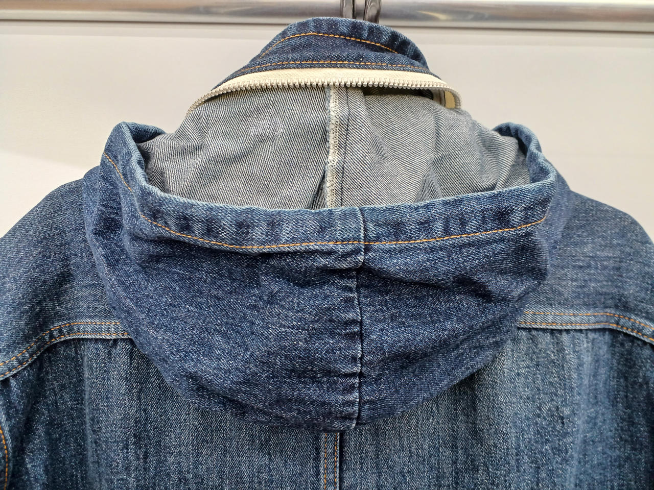 収納式フードあり