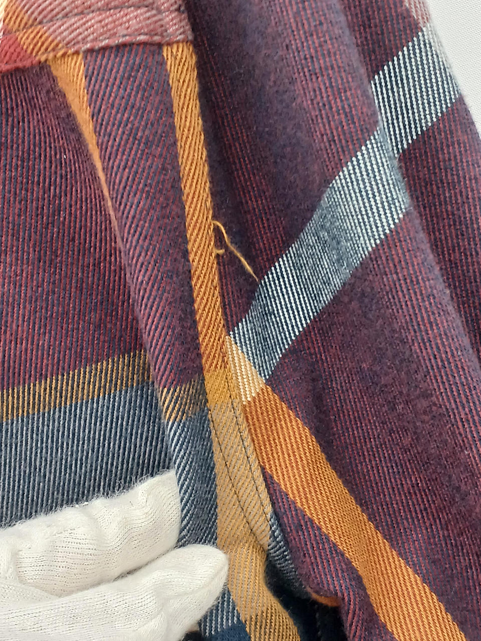 後ろ右脇部分にほつれあり