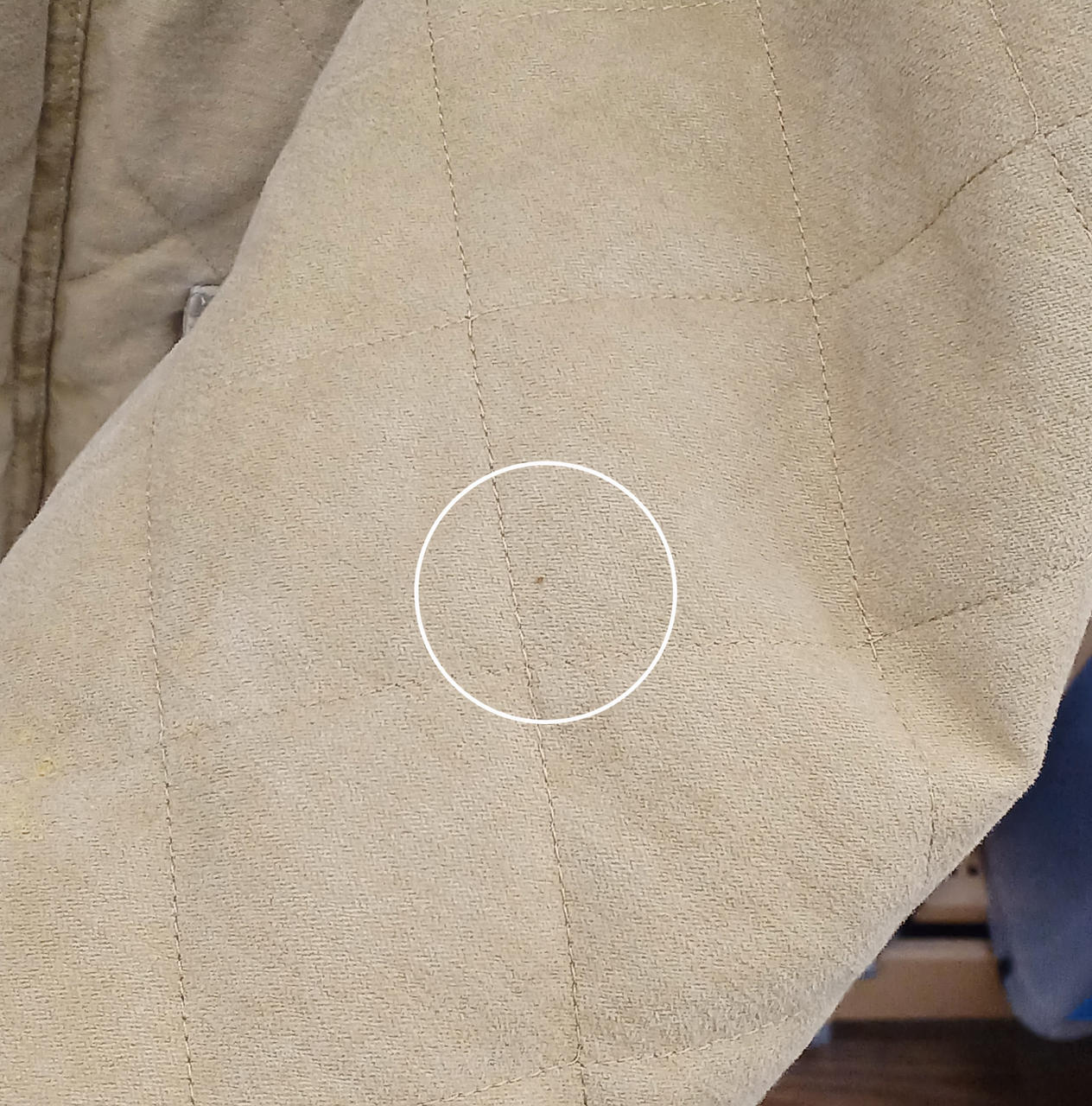 左袖にシミ汚れあります