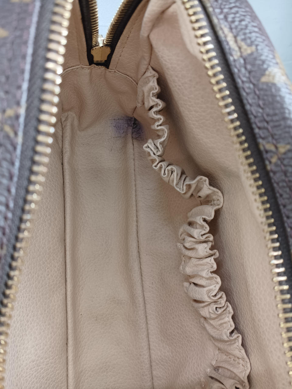 内側に汚れあり