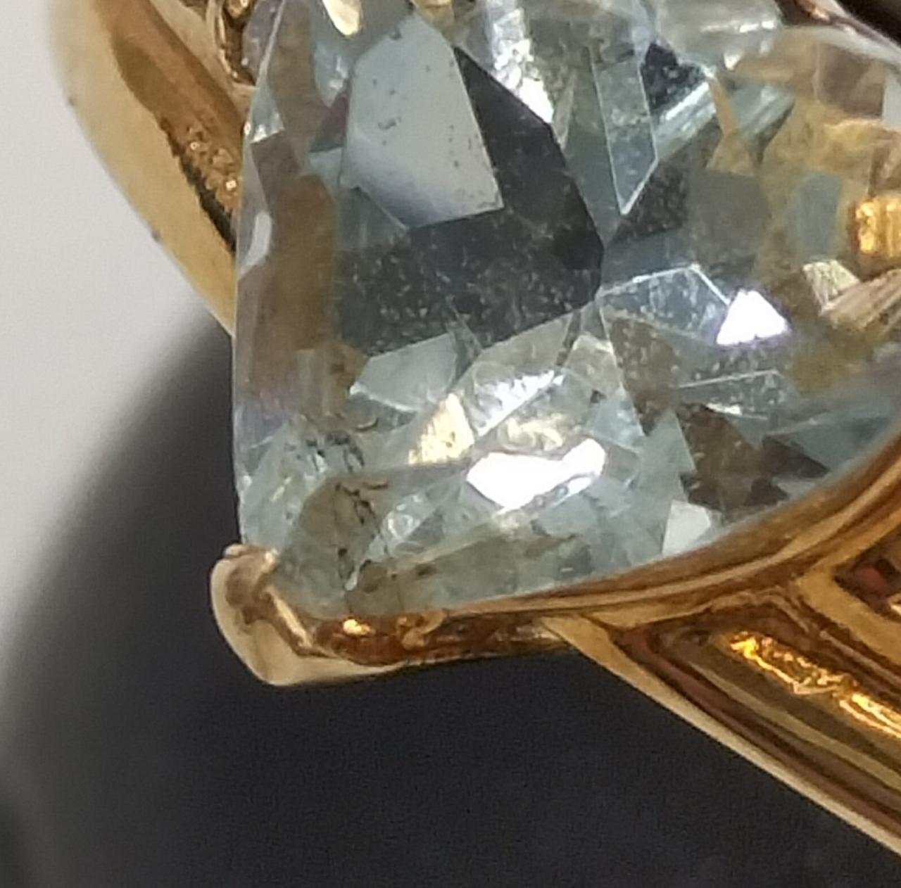 石の下部分にインクルージョンあります。