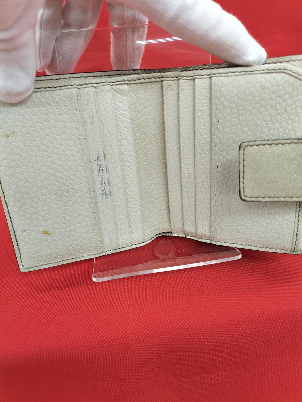 内部に変色・使用感があります。