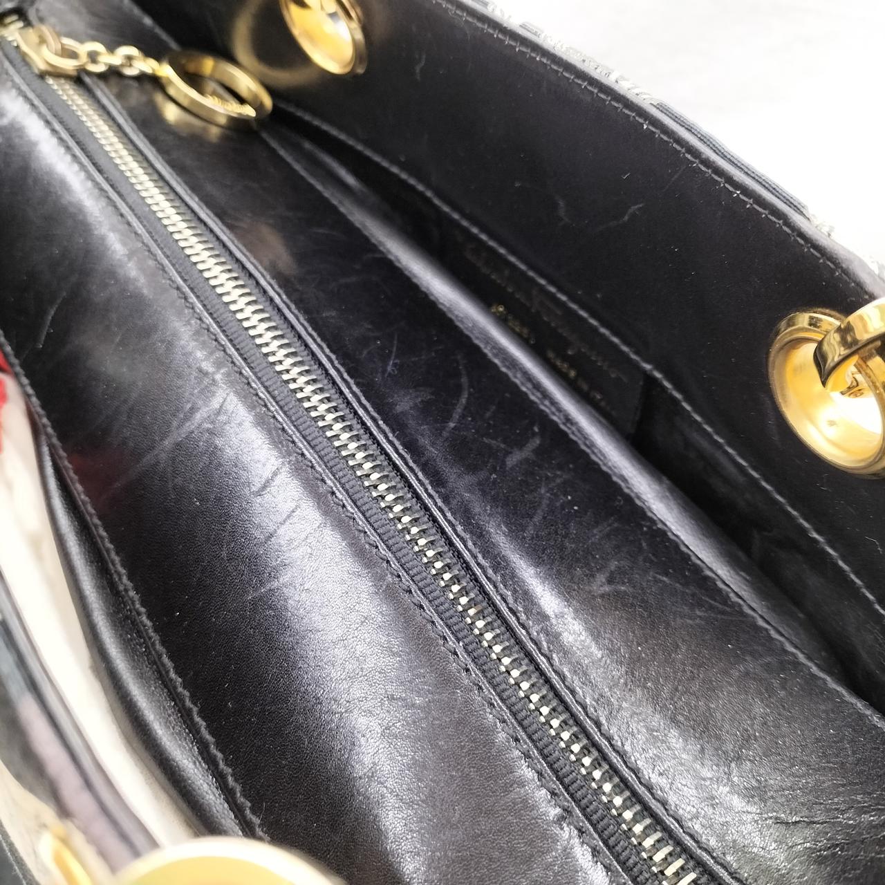 上部レザーキズあり