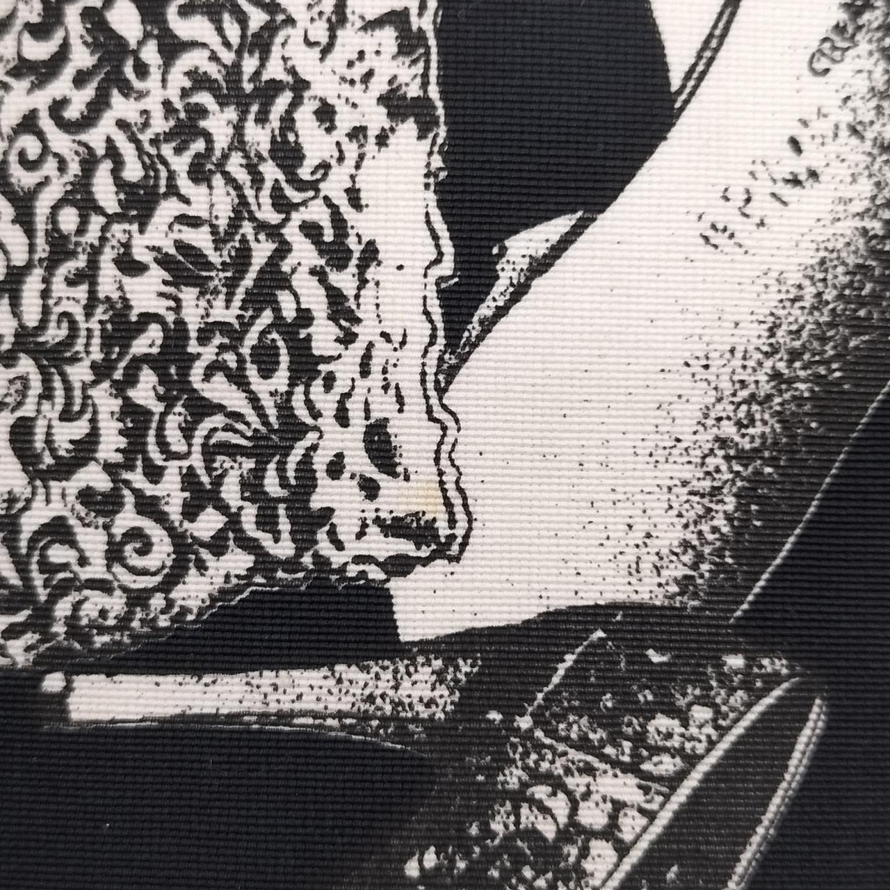 中央部分一部シミあり