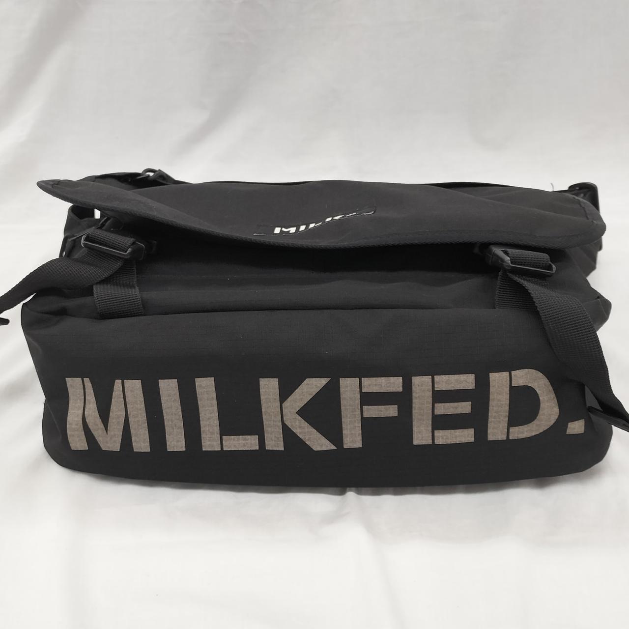 底面のロゴがお洒落ですね！