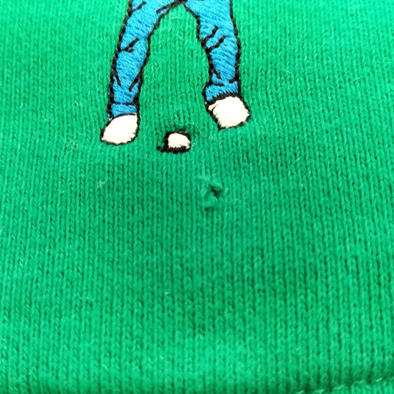 刺繍下に穴開きあり