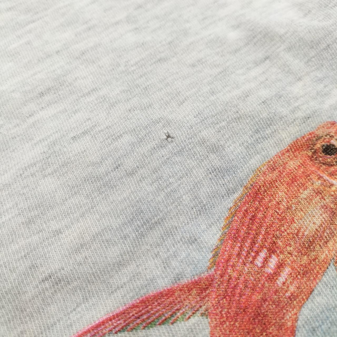 左胸小さな穴開きあり