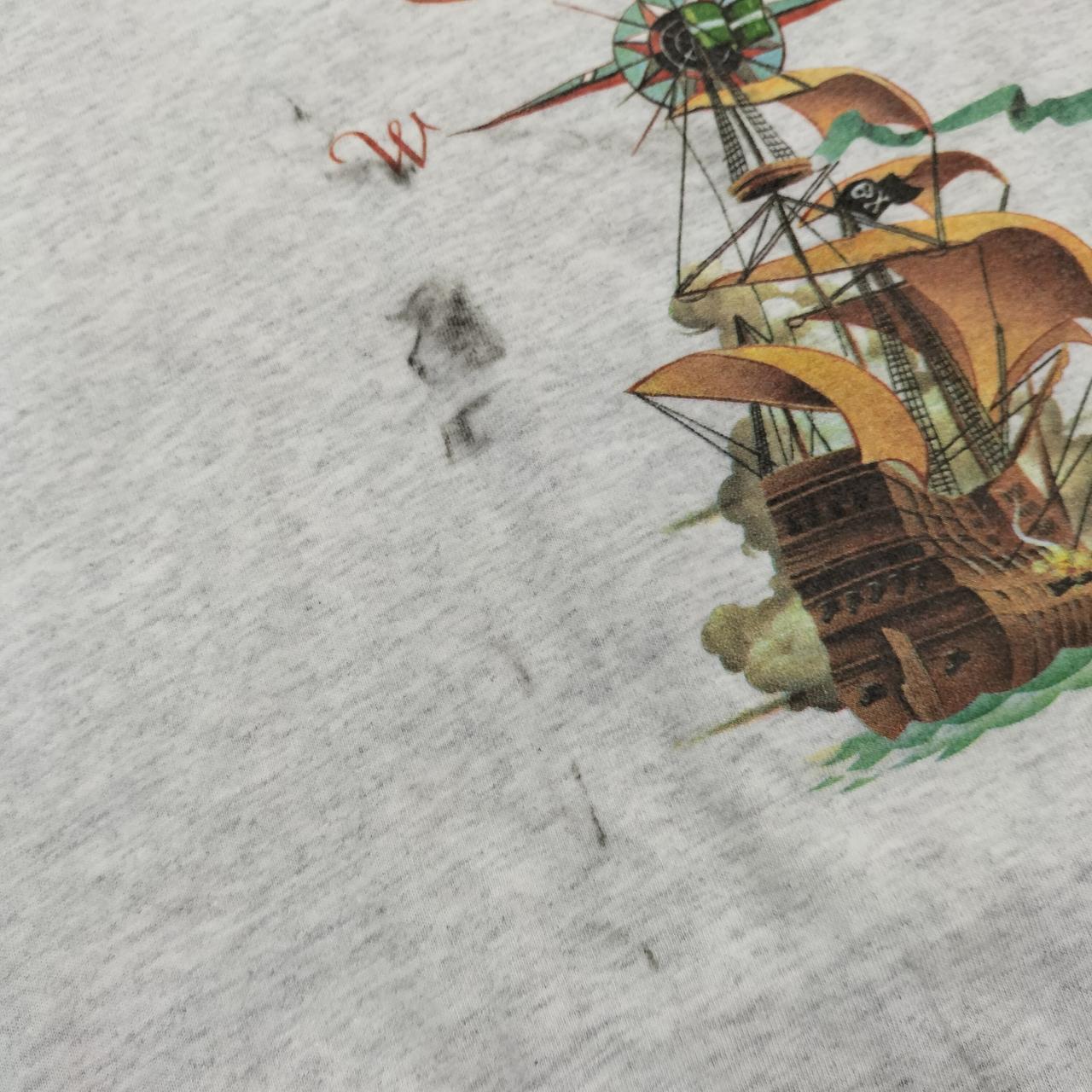 胸元に黒い汚れあり