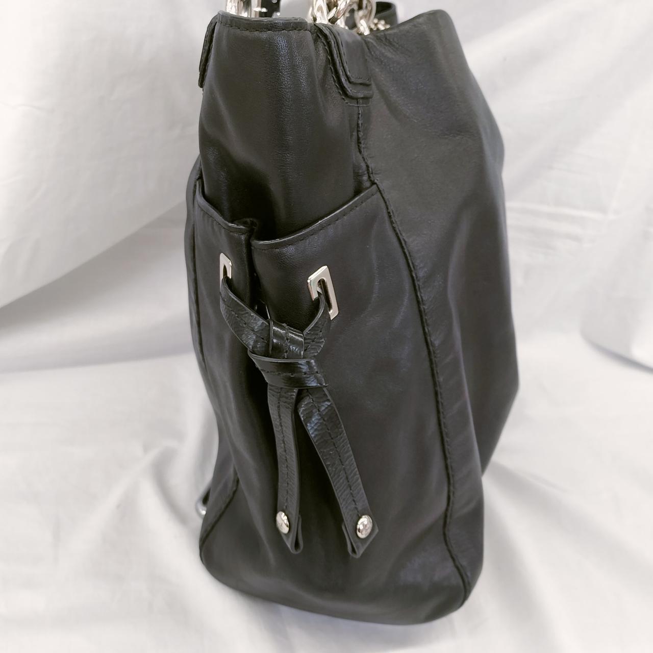 外側に収納ポケット有ります。