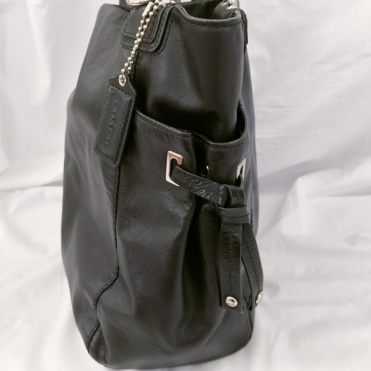 外側に収納ポケット有ります。