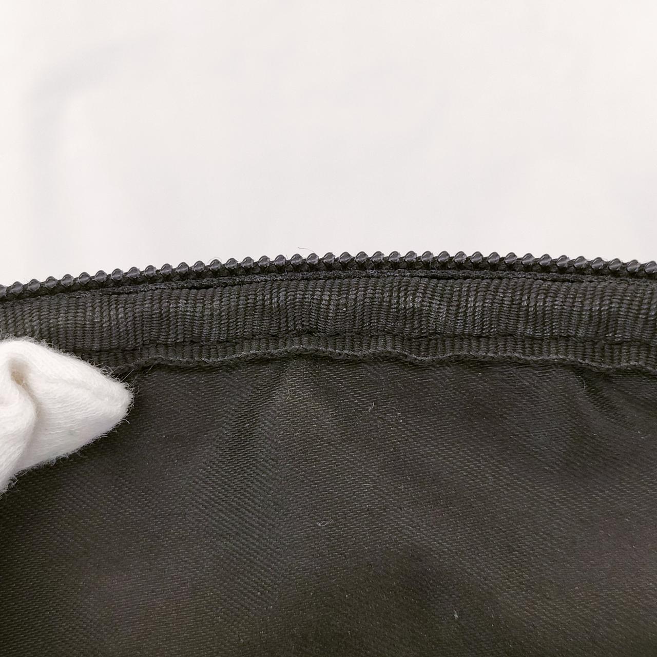 縁部分の汚れが有ります。